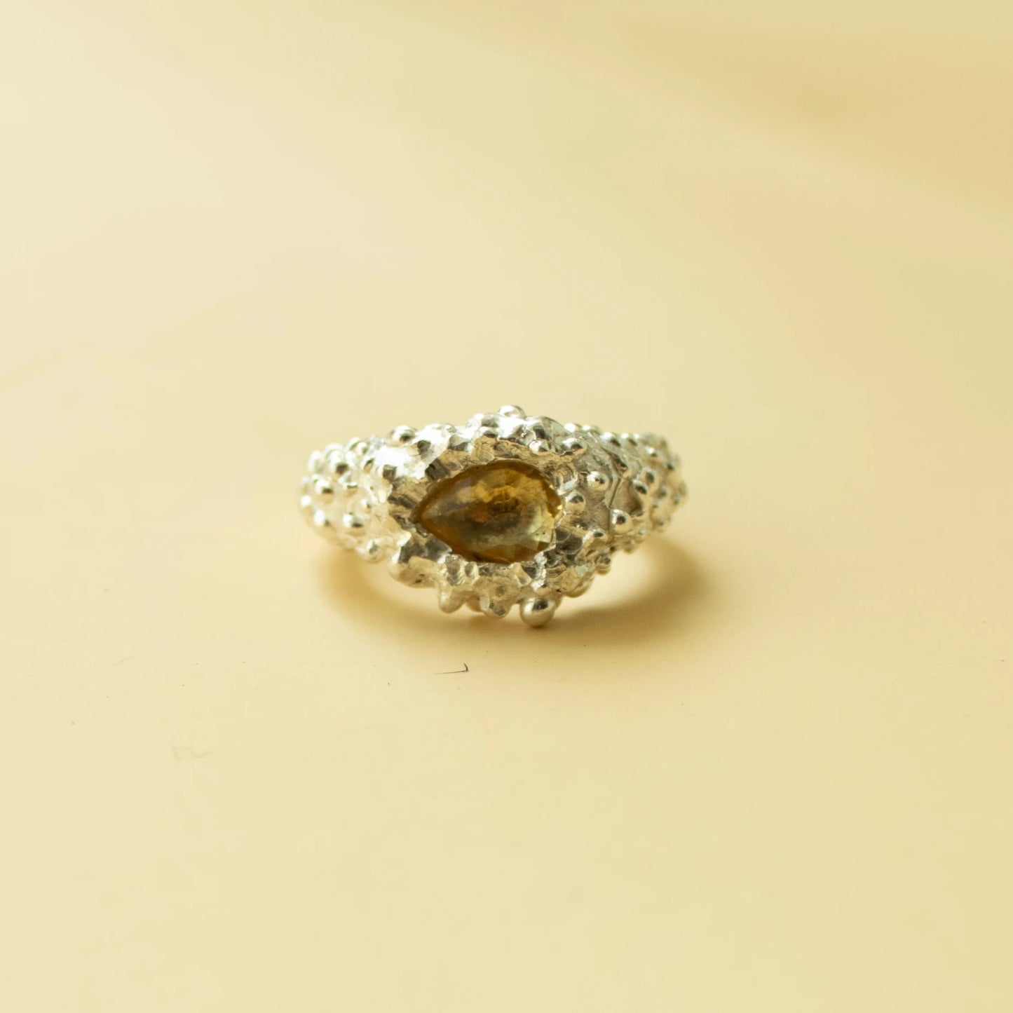 Anillo Horus elaborado plata .925 y cuarzo citrino corte gota
