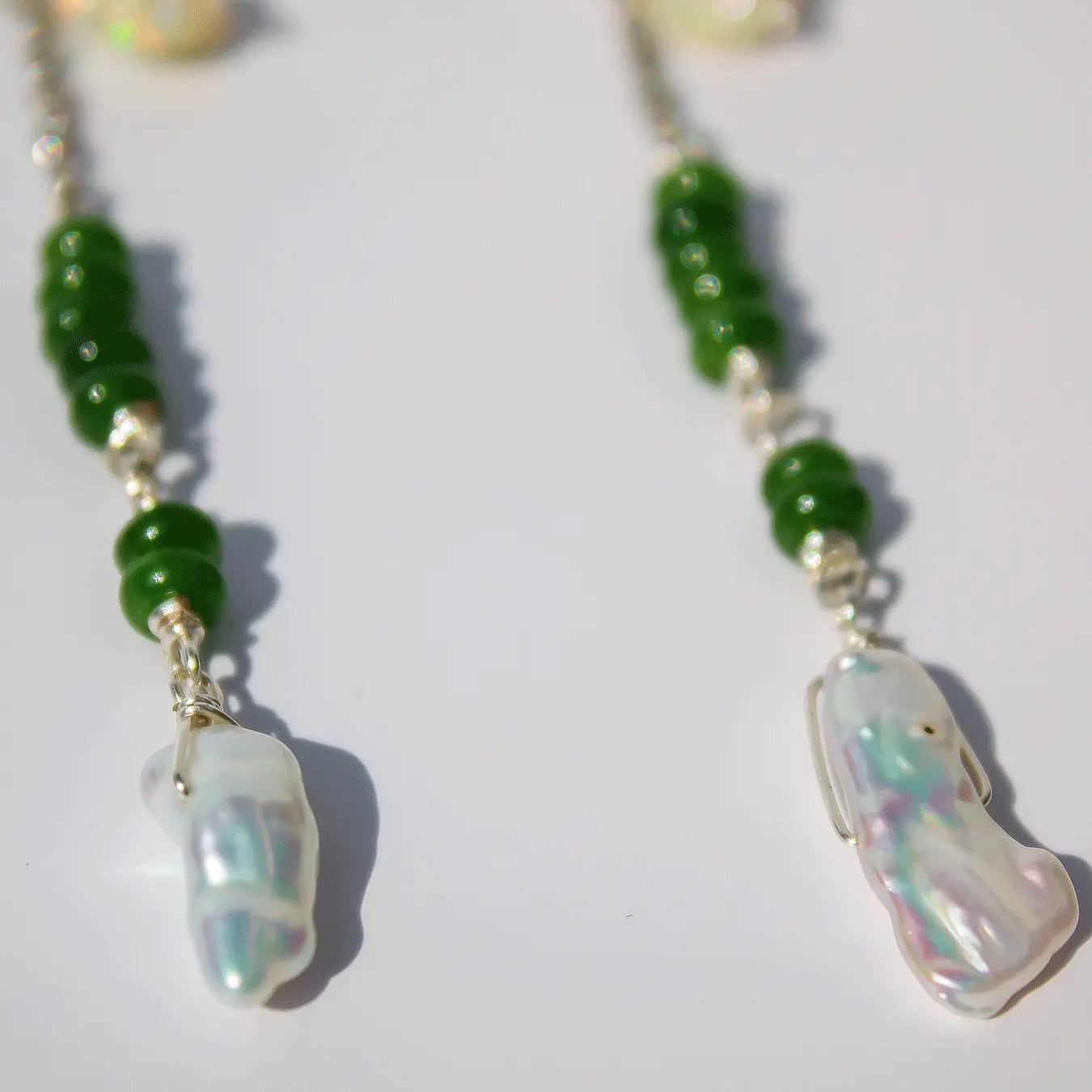 Aretes Kyria con perla hojuela tornasol y rodio — URi Atelier
