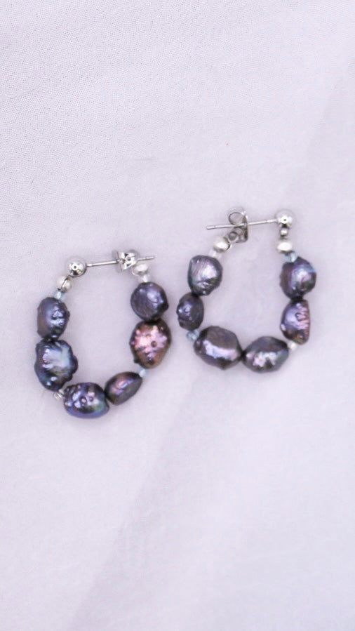 Aretes Marella artesanales con perlas tornasol plateadas — URi Atelier