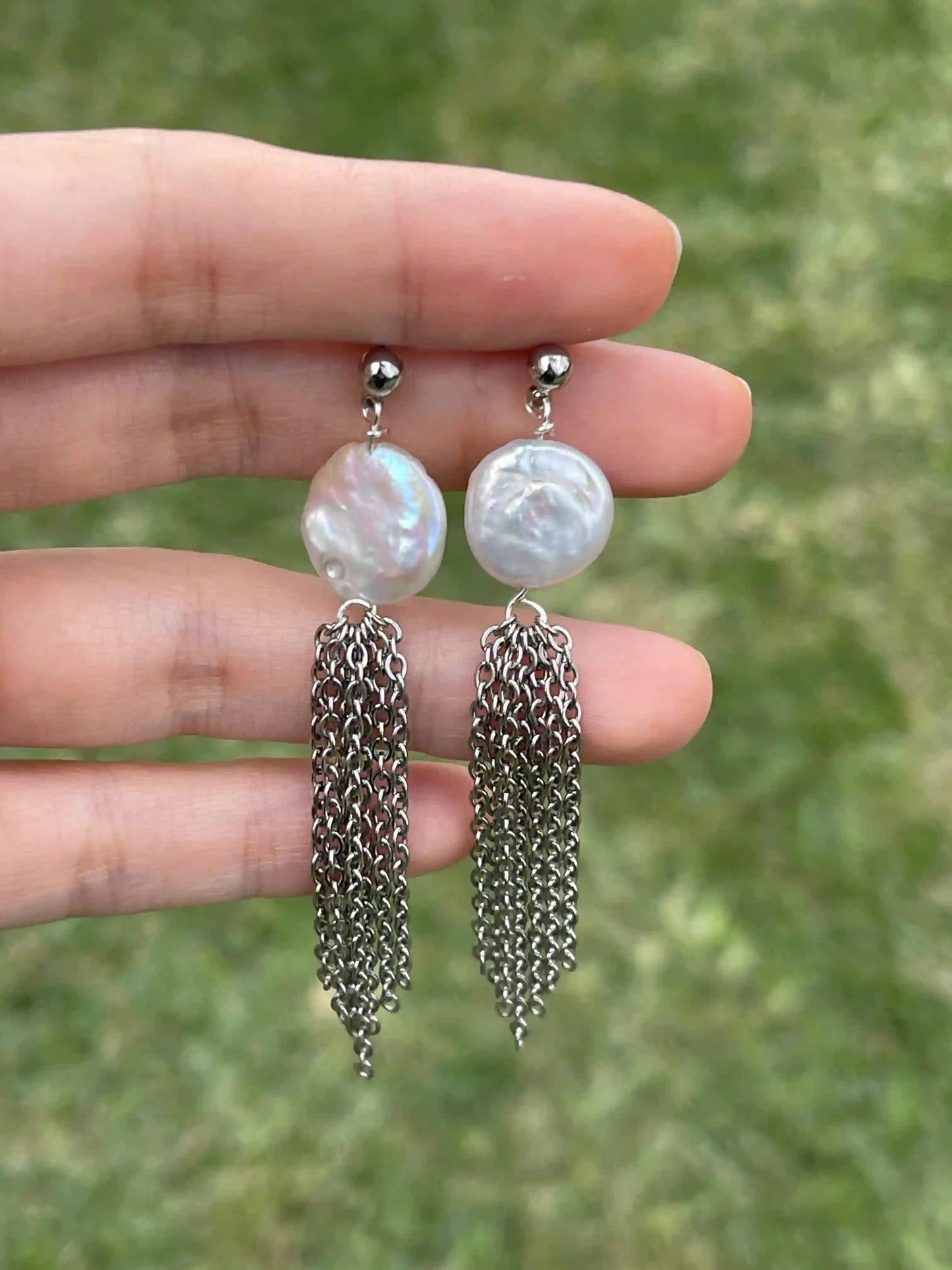 Aretes Sorin con perla moneda y cadenas doradas — URi Atelier