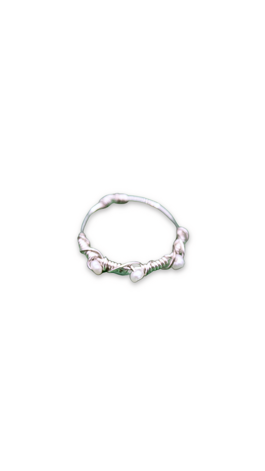 Anillo Clio con perlas minúsculas y alambre plateado — URi Atelier