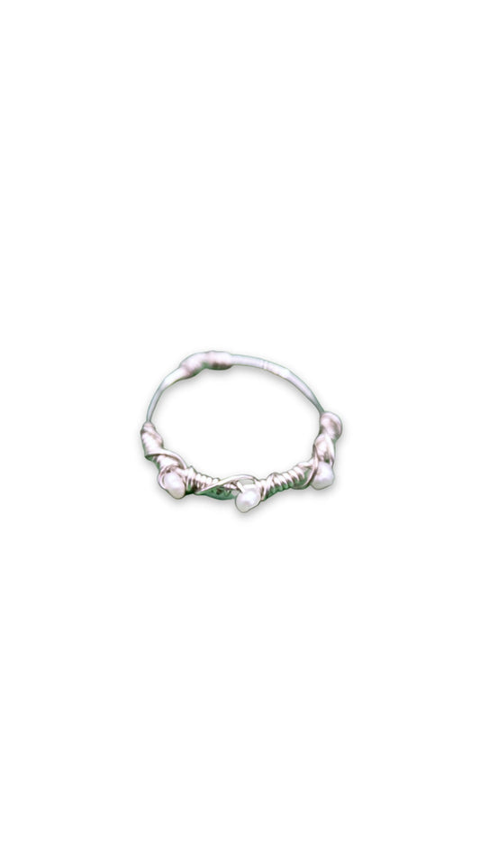 Anillo Clio con perlas minúsculas plateado — URi Atelier