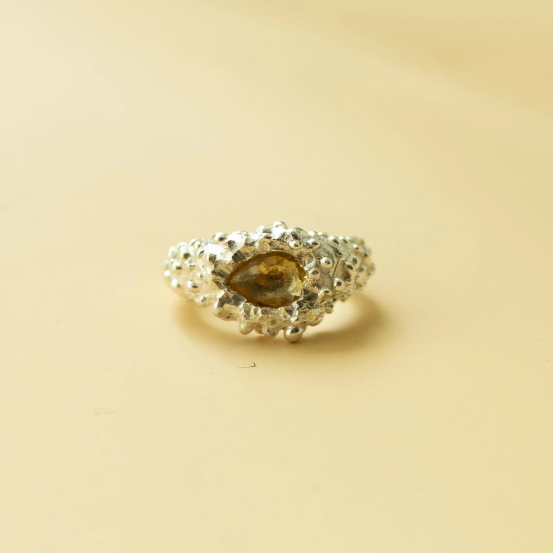 Anillo Horus elaborado plata .925 y cuarzo citrino corte gota