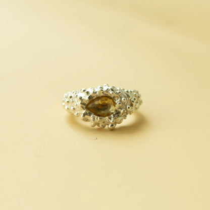 Anillo Horus elaborado plata .925 y cuarzo citrino corte gota