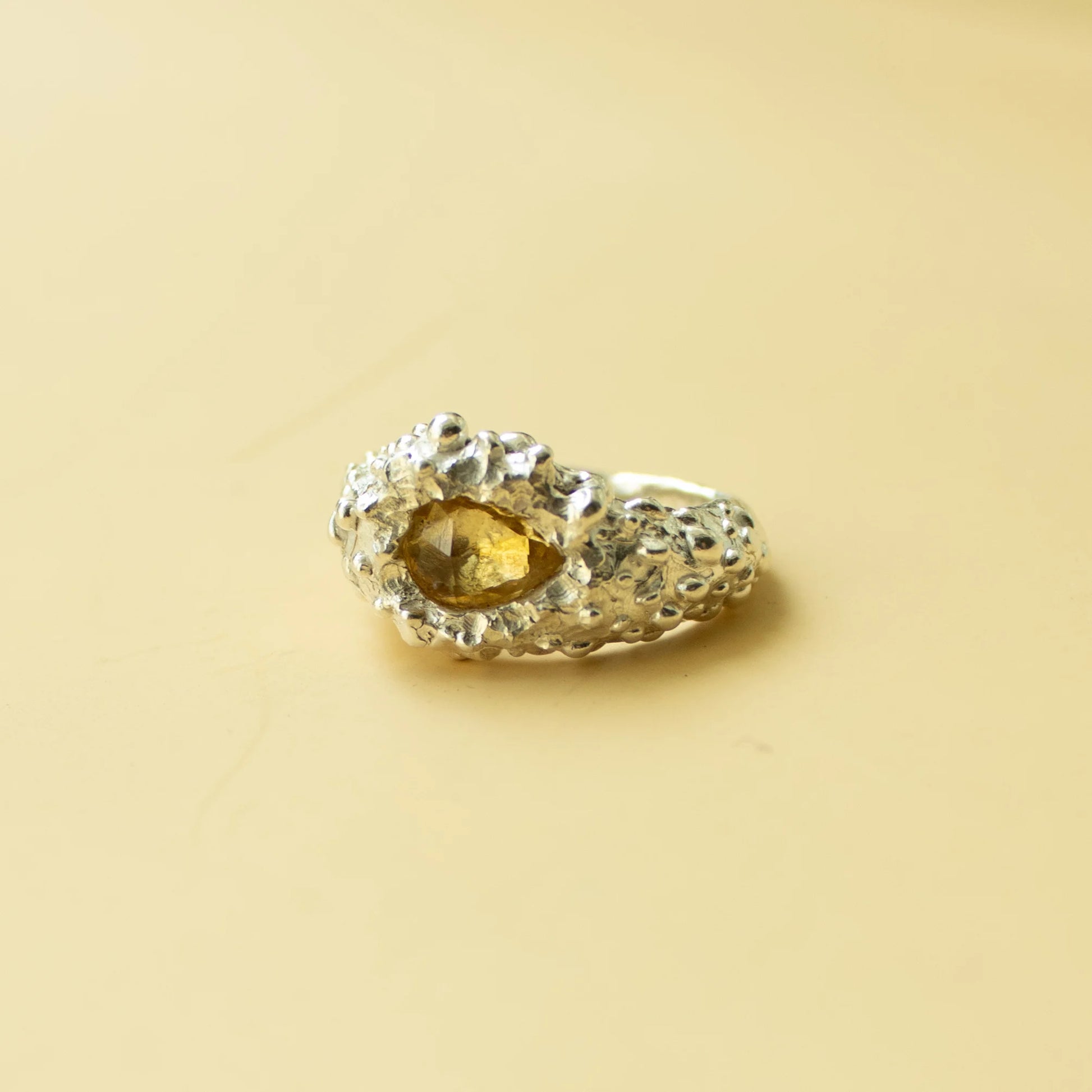 Anillo Horus elaborado plata .925 y cuarzo citrino corte gota