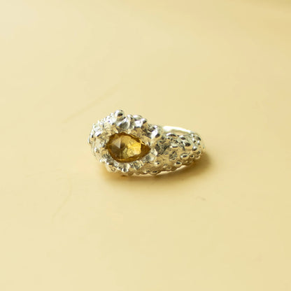 Anillo Horus elaborado plata .925 y cuarzo citrino corte gota
