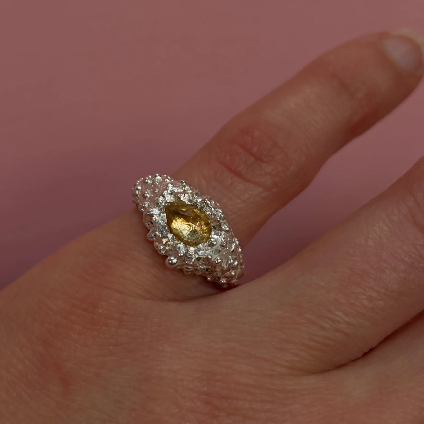 Anillo Horus plata .925 y cuarzo citrino