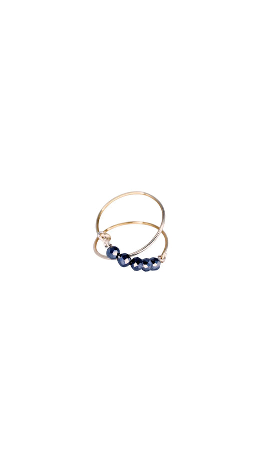Anillo con piedras naturales oscuras