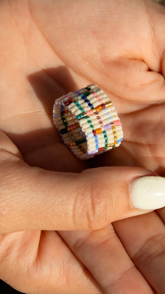 Anillo artesanal Prisma hecho con cristal miyuki