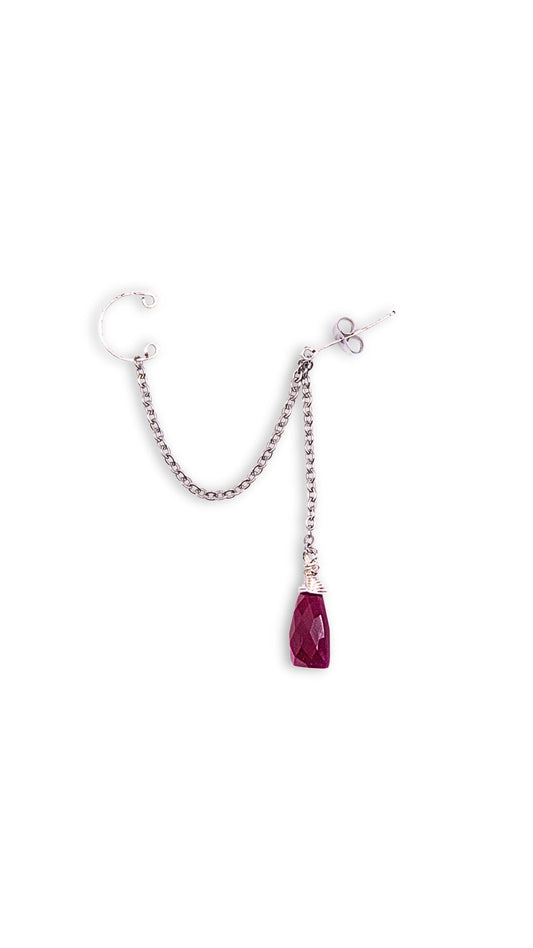 Arete individual Alena con chapa de oro de 18k y rubí colgante