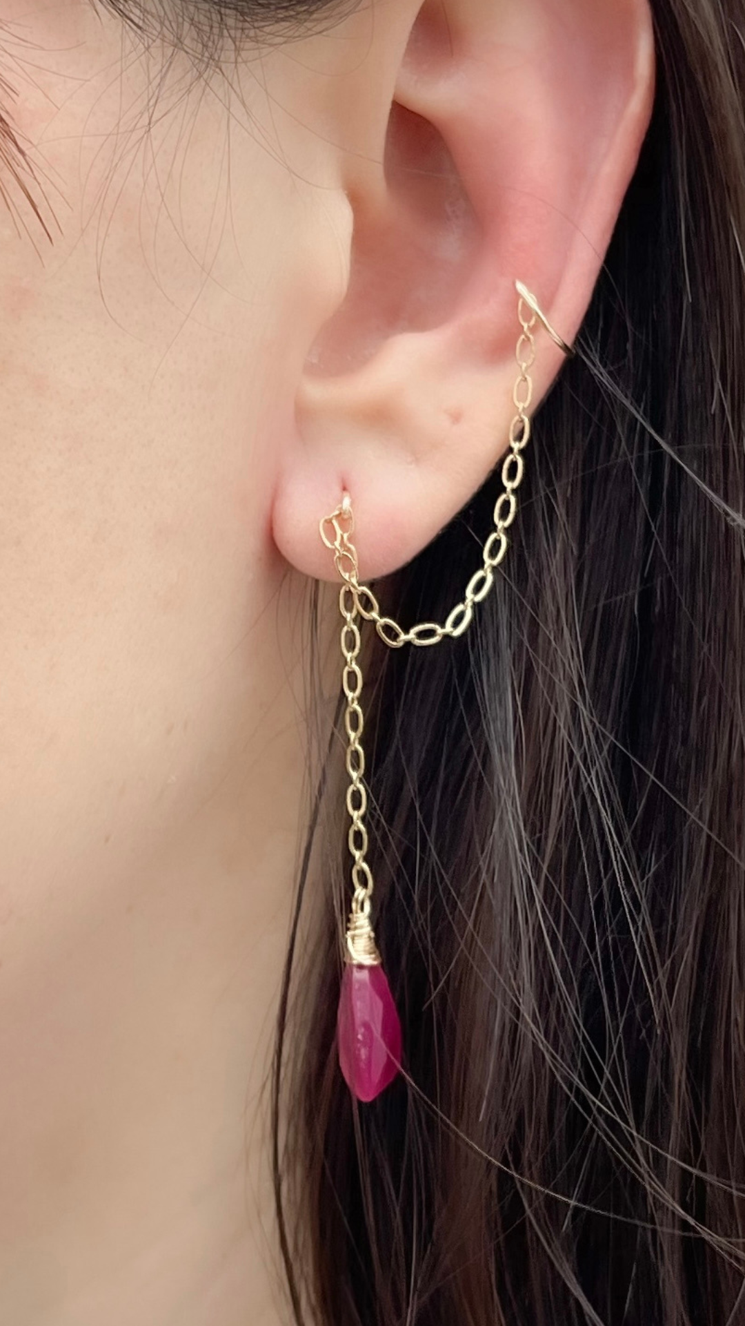 Arete Alena dorado con piedra rubí diseño artesanal mexicano