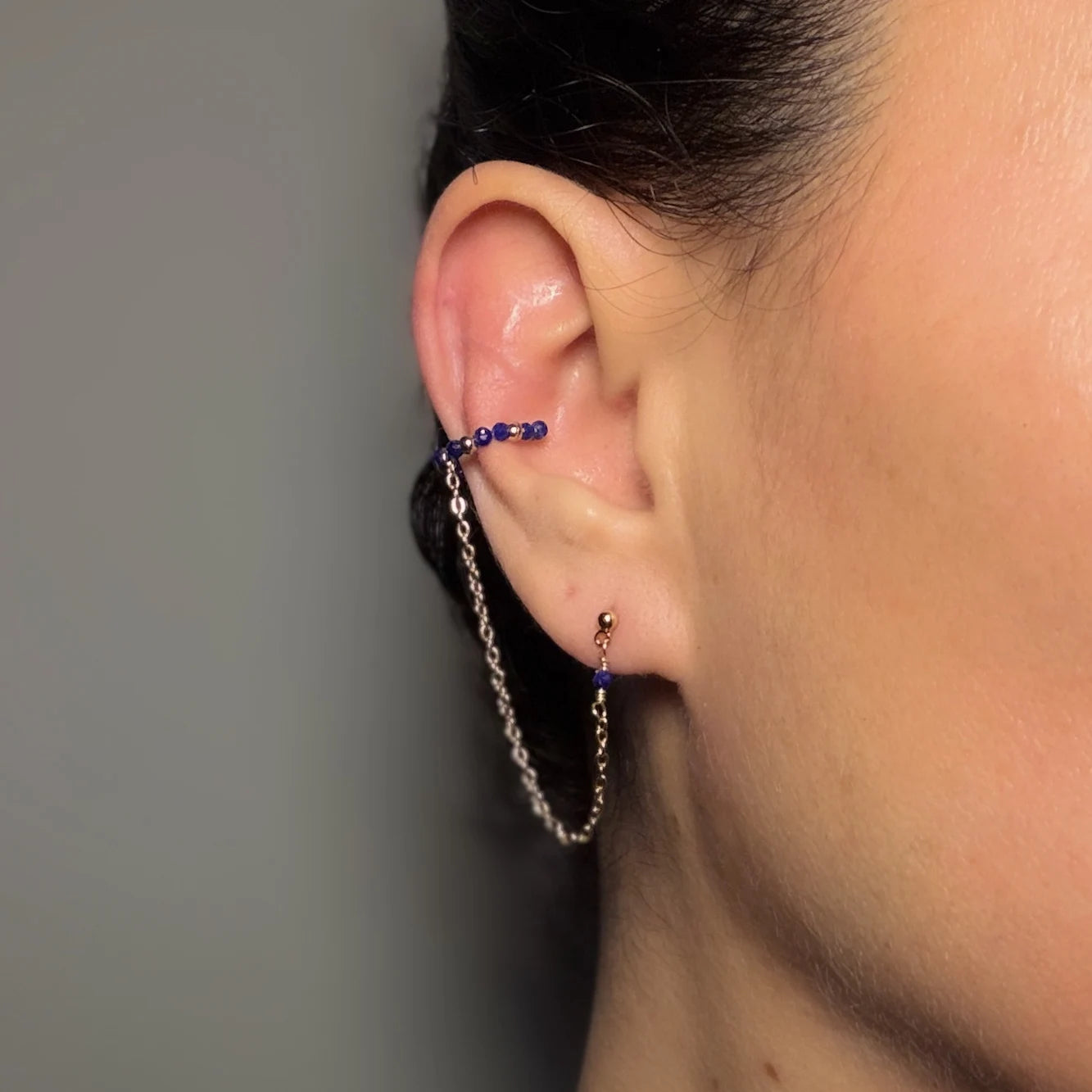 Arete individual con huggie de lapislázuli 