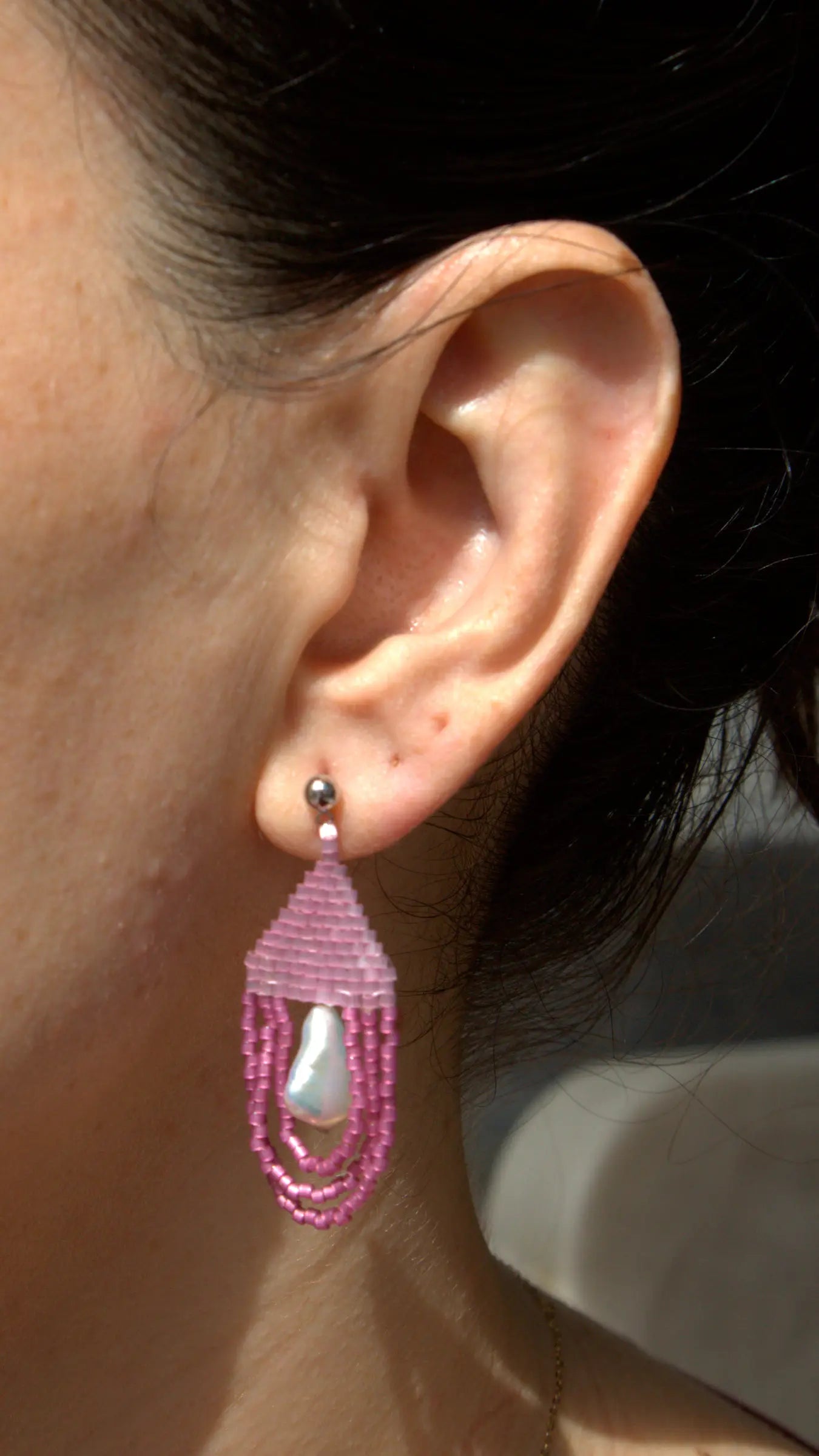 Aretes Oráculo artesanales con cristales miyuki y rodio — URi Atelier