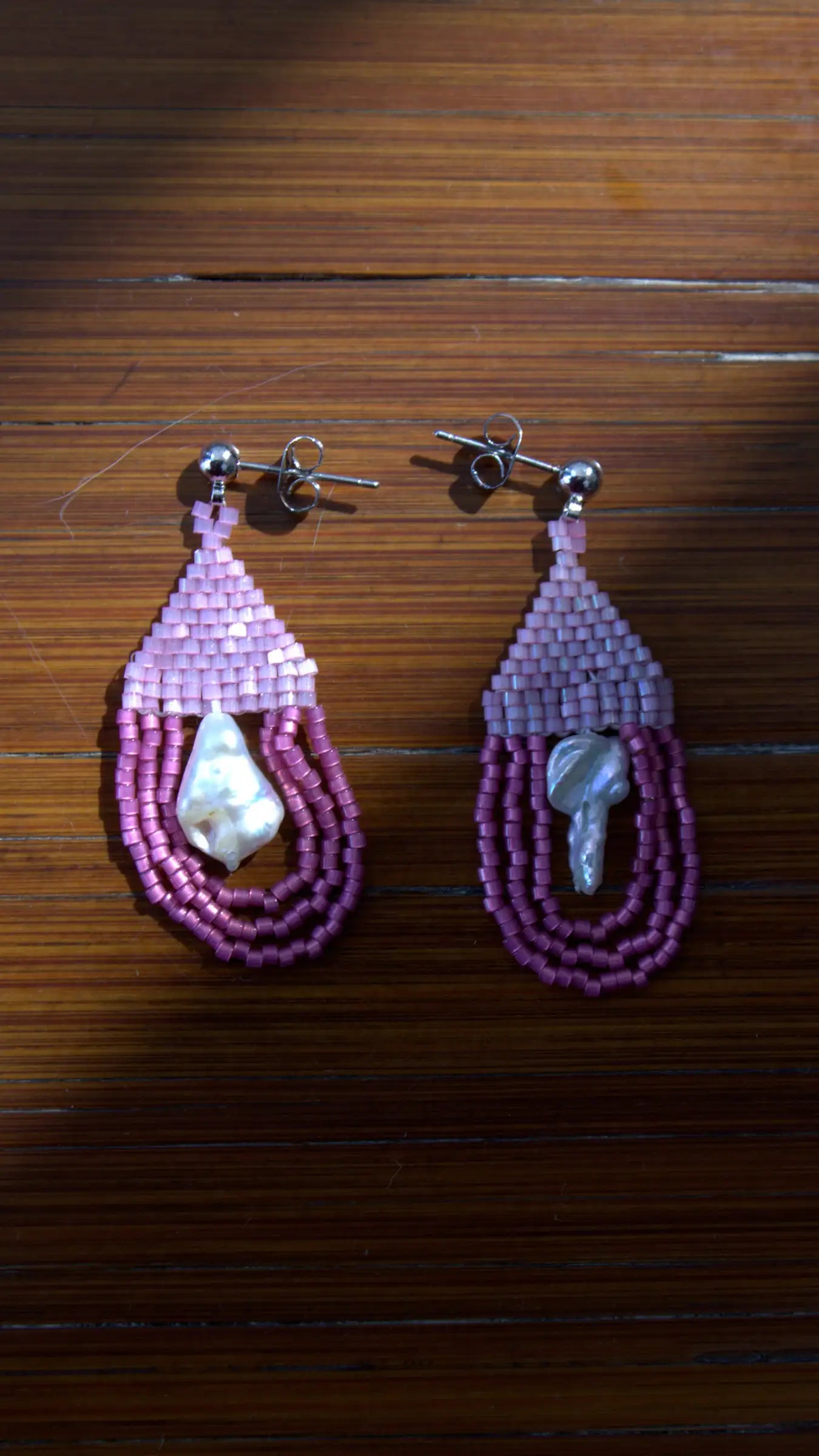 Aretes Oráculo tejidos con miyuki y postes de rodio — URi Atelier