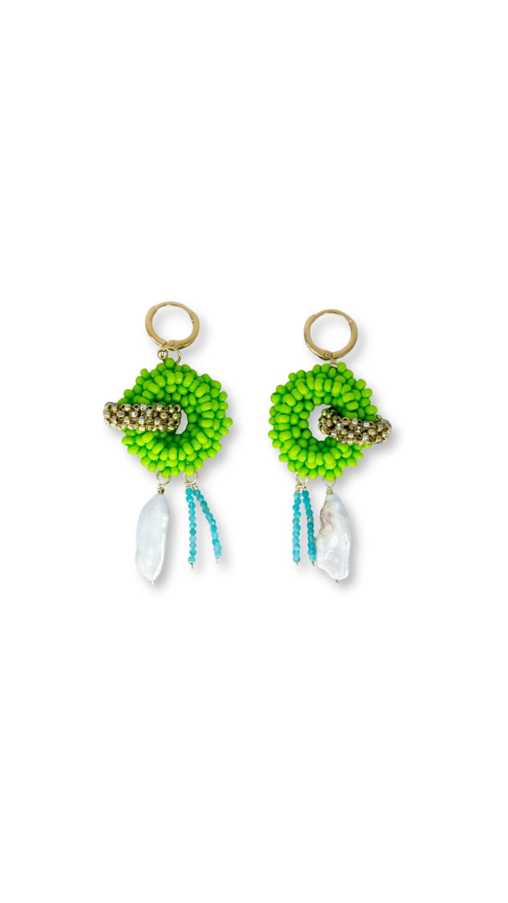 Aretes artesanales Aiyana con miyuki y chapa de oro 18k