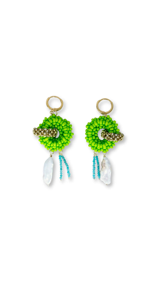 Aretes artesanales Aiyana con miyuki y chapa de oro 18k