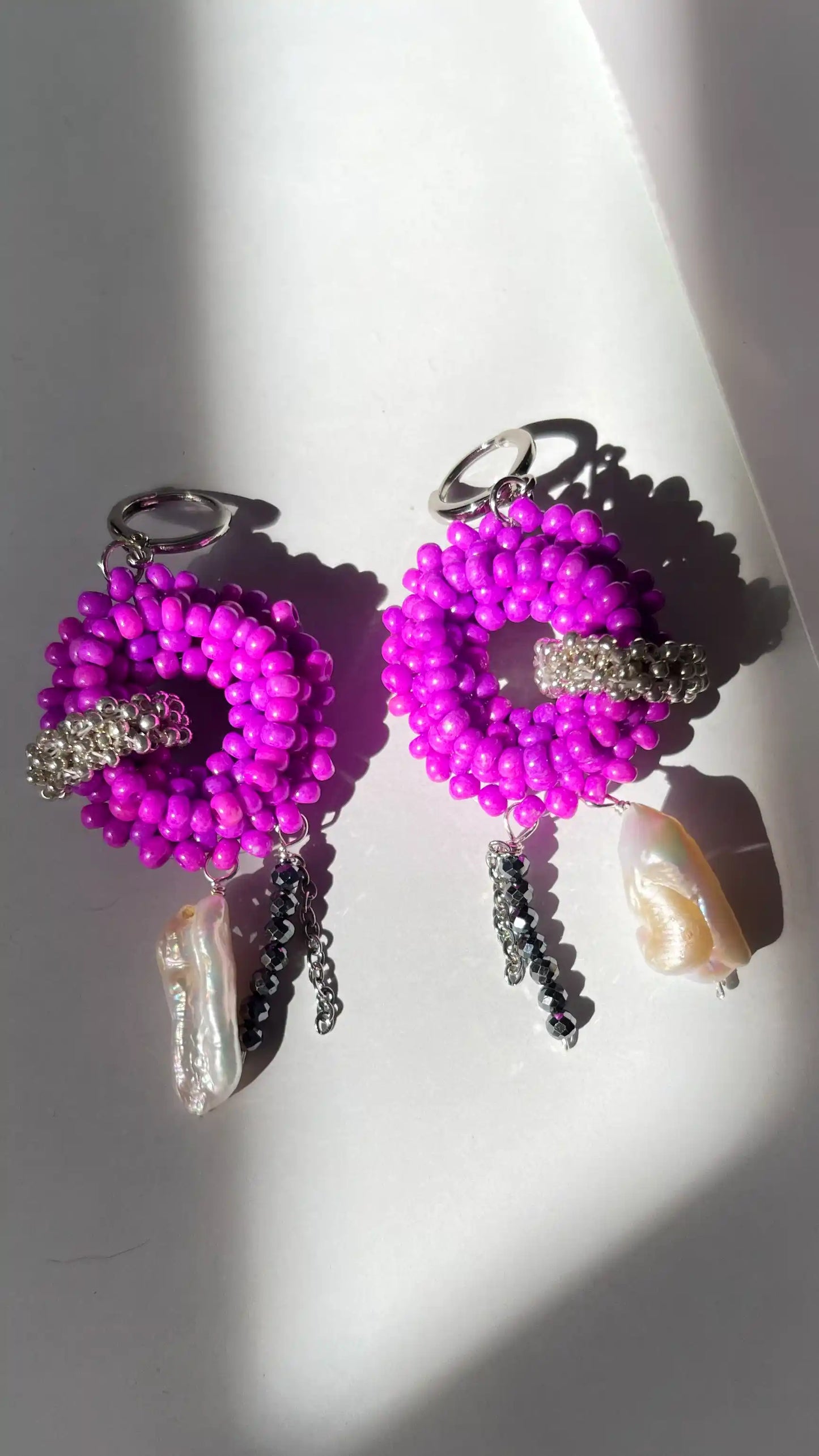 Aretes Aiyana con tejido artesanal y cristal checo