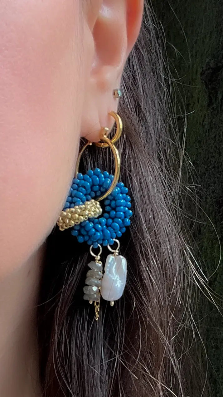 Aretes artesanales Aiyana con perlas y piedras naturales