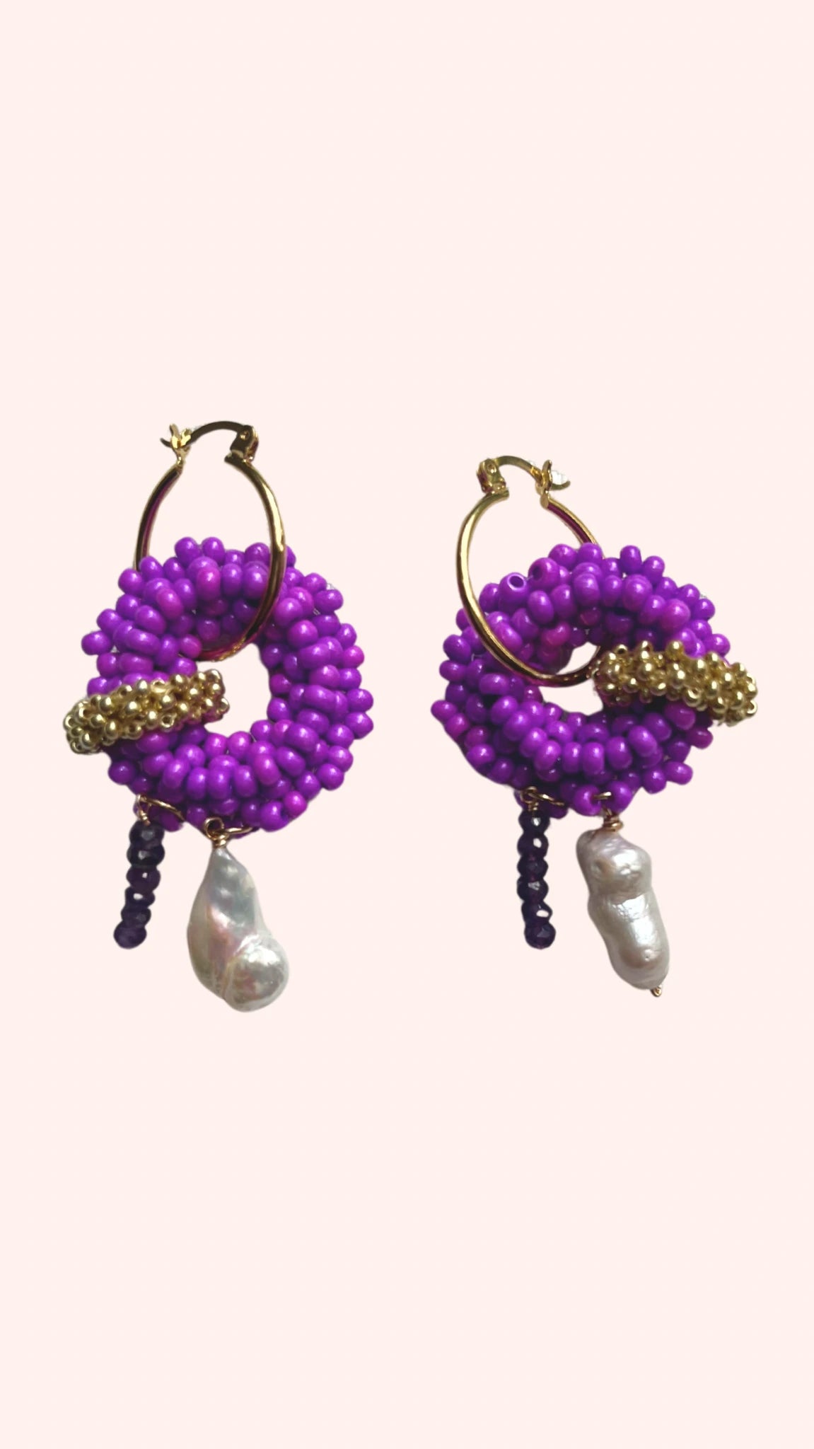 Detalle de aretes Aiyana con tejido miyuki y chapa de oro 18k