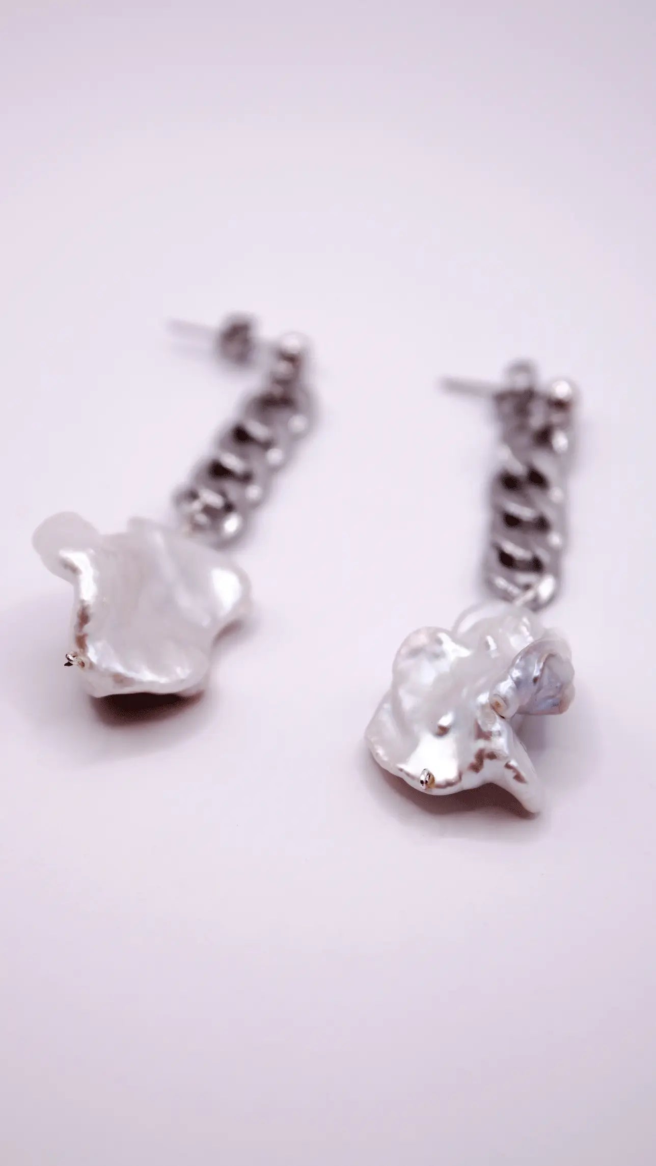 Aretes Isis con perlas Keshi y cadena chunky rodio — URi Atelier