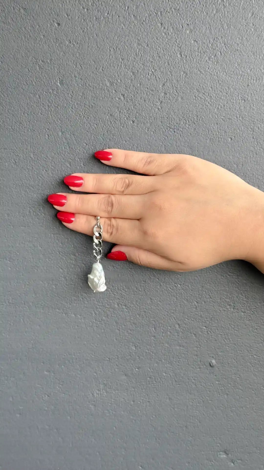 Aretes Isis con perlas Keshi y cadena chunky rodio — URi Atelier