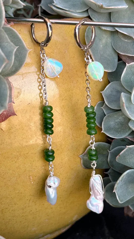 Aretes Kyria con perla hojuela tornasol y rodio — URi Atelier