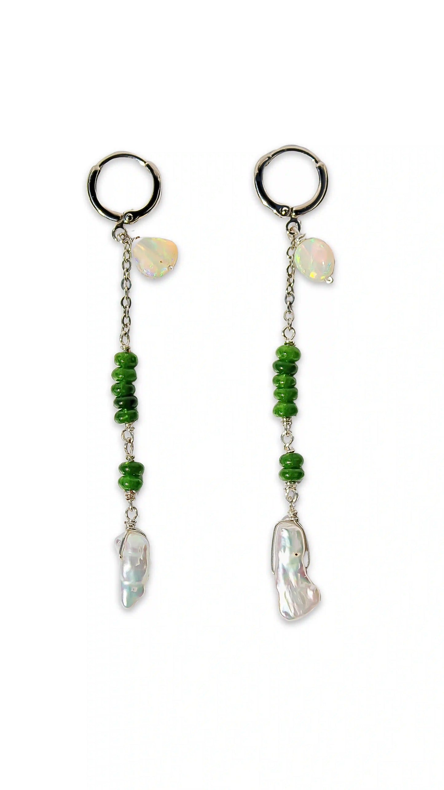 Aretes Kyria con perla hojuela tornasol y rodio — URi Atelier