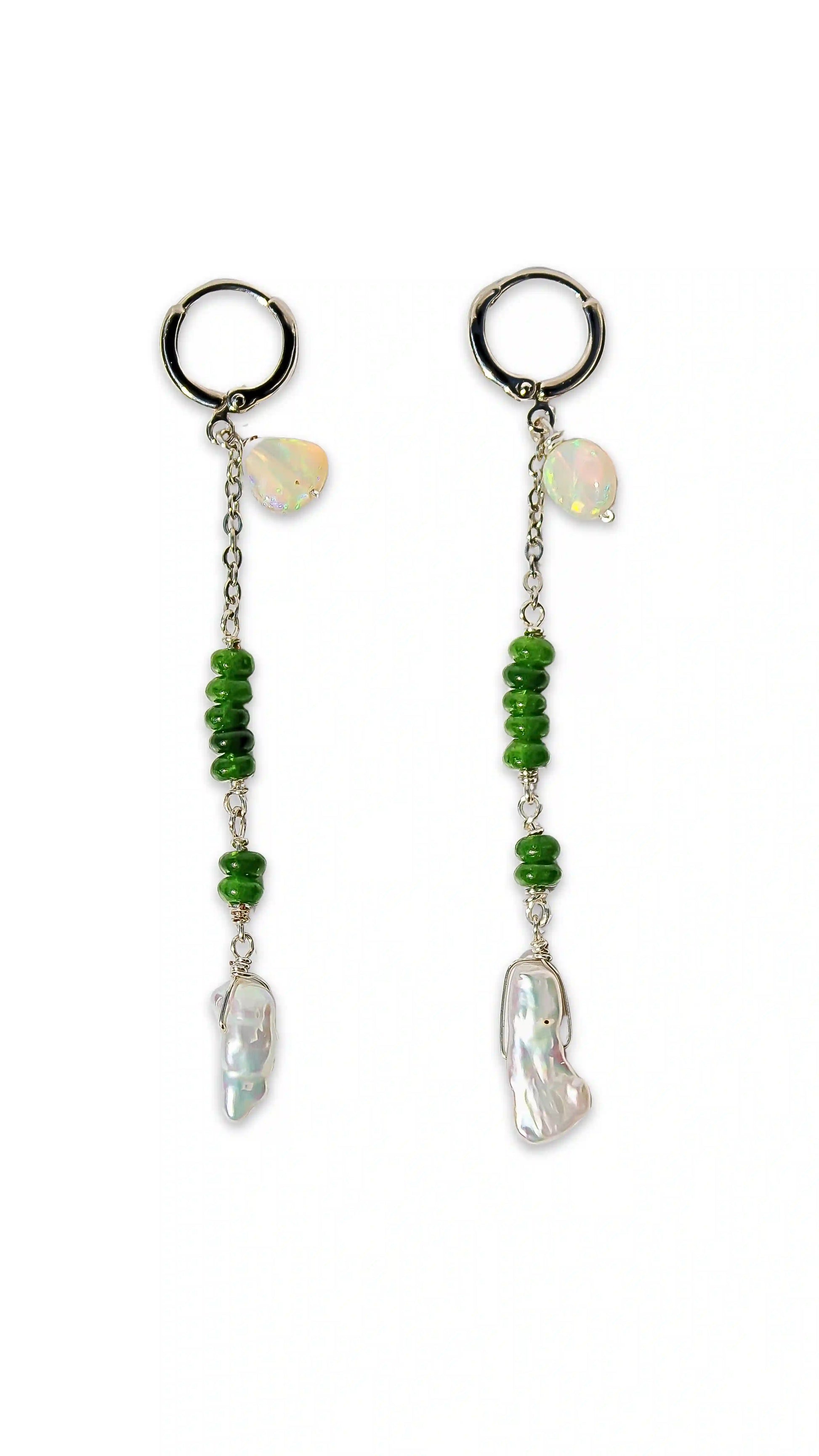Aretes Kyria con perla hojuela tornasol y rodio — URi Atelier