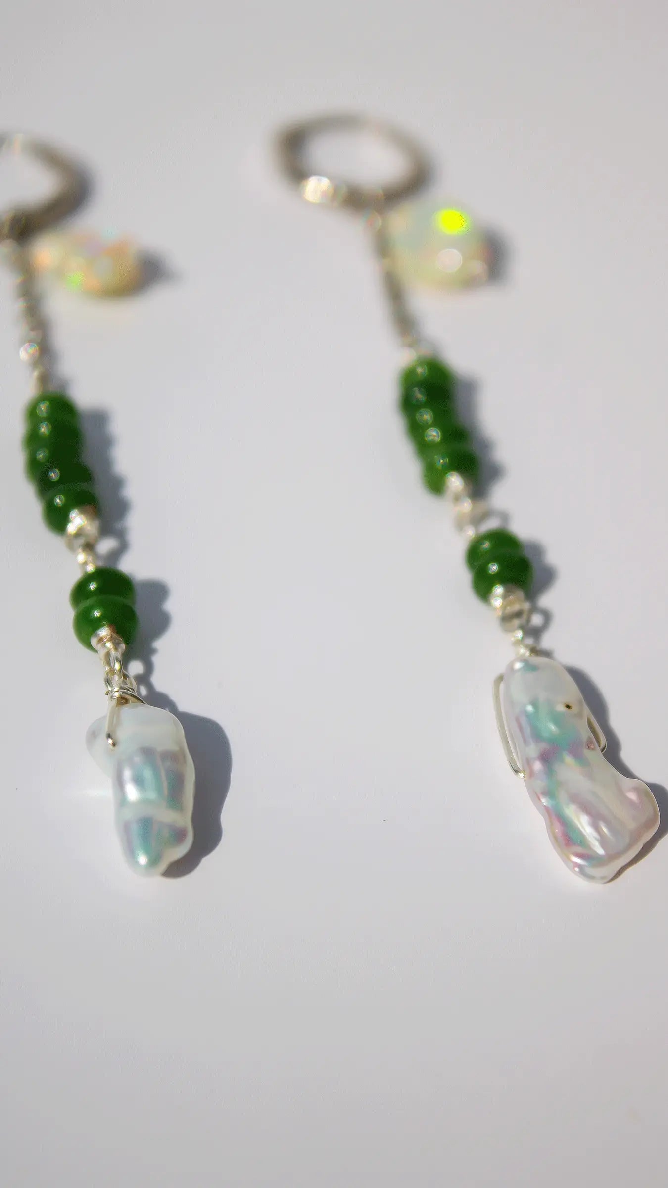 Aretes Kyria con perla hojuela tornasol y rodio — URi Atelier