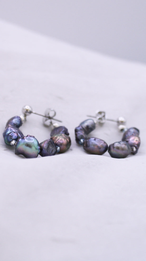Aretes Marella arracada con perlas grisáceas tornasol y rodio — URi Atelier