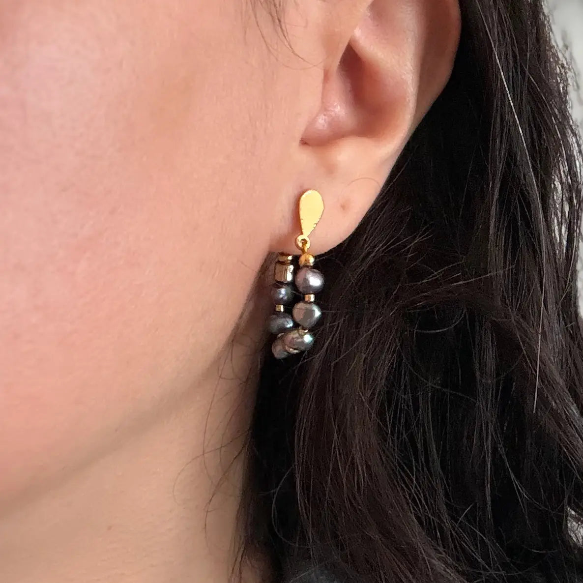 Aretes Marella perlas negras modelo