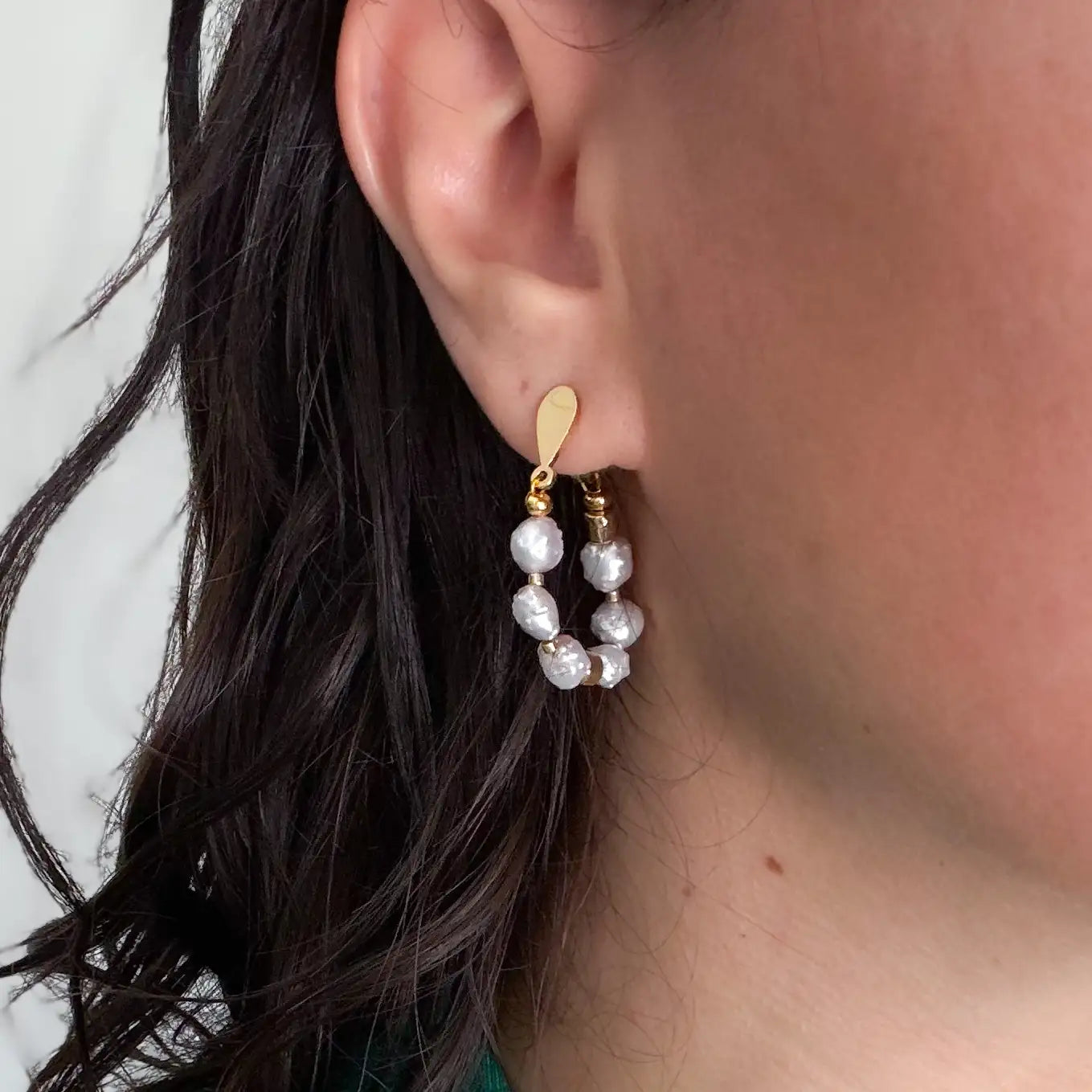 Aretes Marella perlas blancas modelo