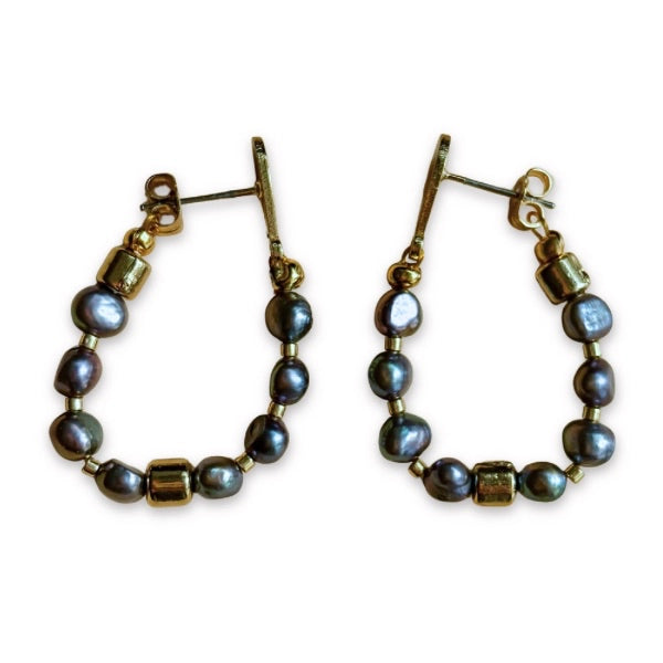 Aretes Marella perlas negras y chapa de oro