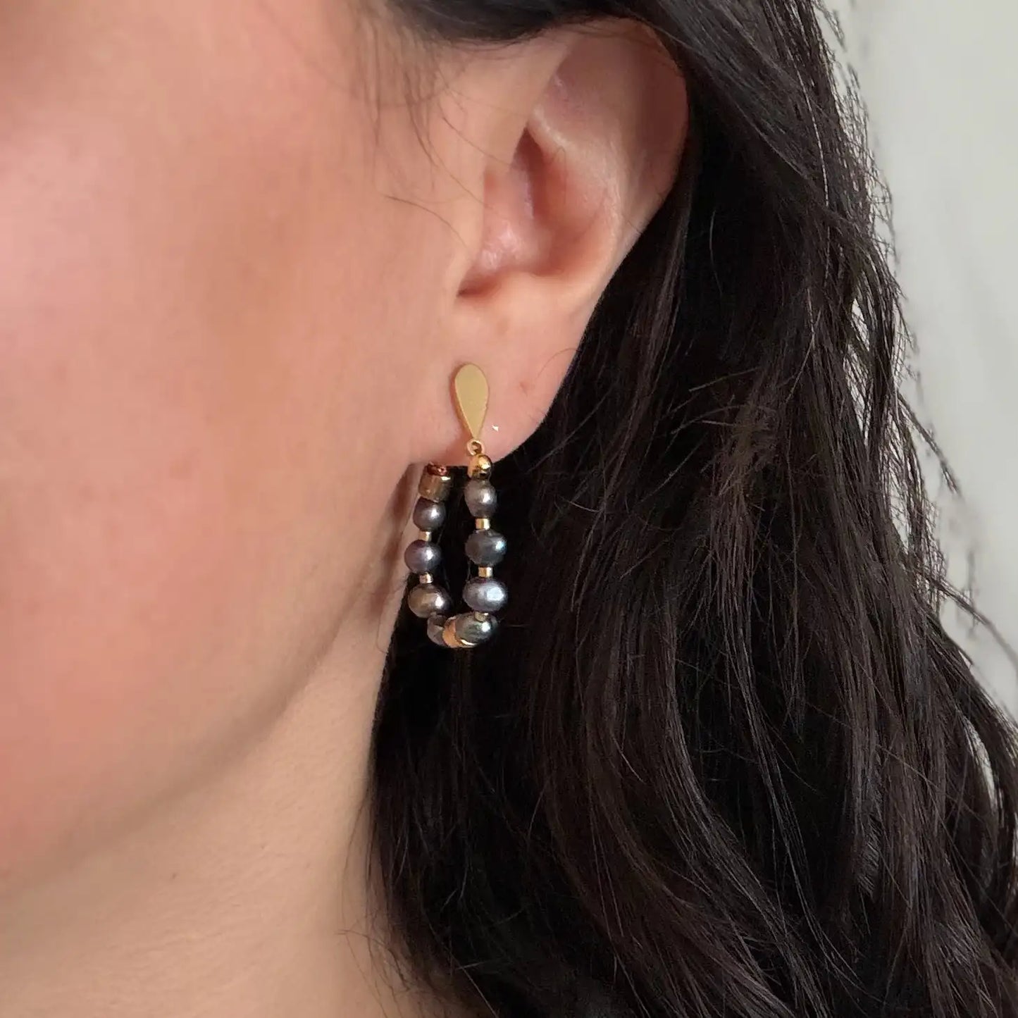 Aretes Marella perlas negras modelo