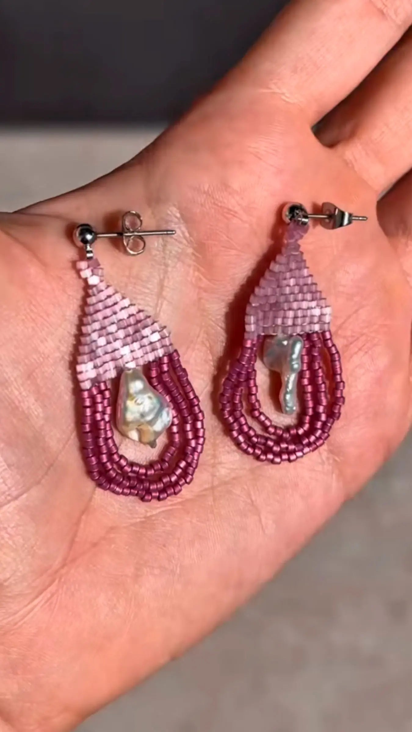Aretes Oráculo con miyuki cristales japoneses tejidos a mano — URi Atelier