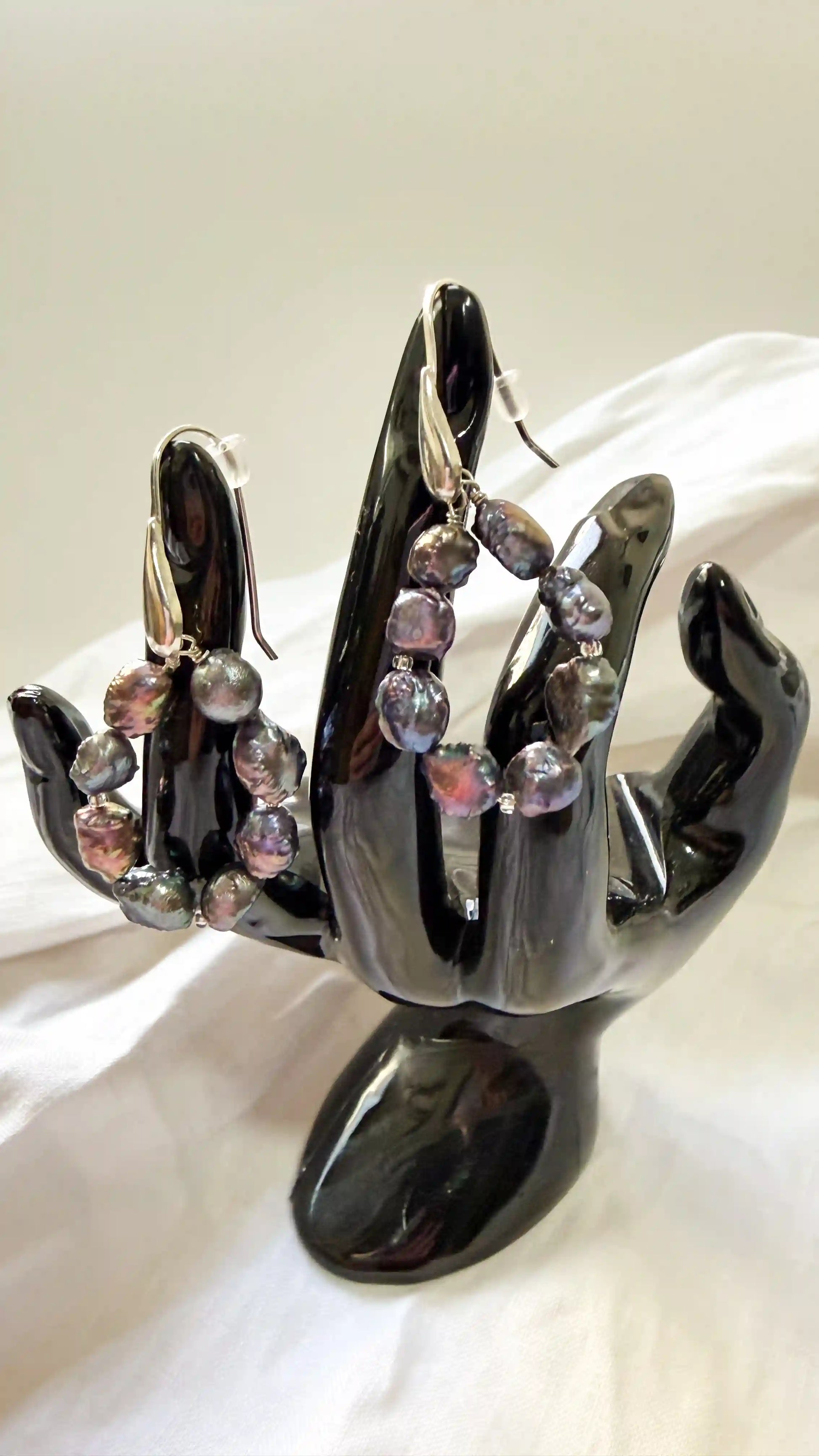 Aretes Rhea con perlas negras y plata 925 — URi Atelier