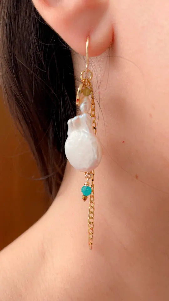 Aretes Selene con hematita natural y chapa de oro 18k — URi Atelier