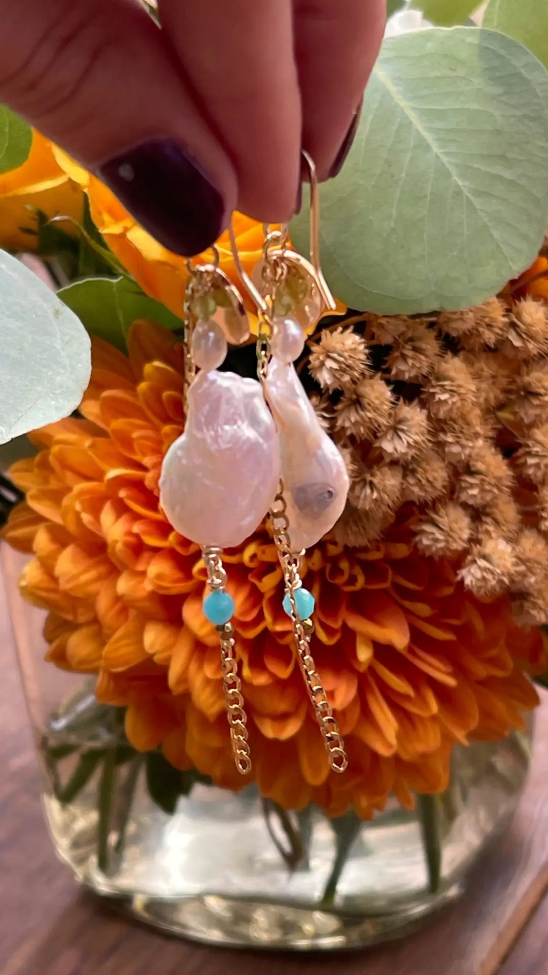 Aretes Selene con hematita natural y chapa de oro 18k — URi Atelier