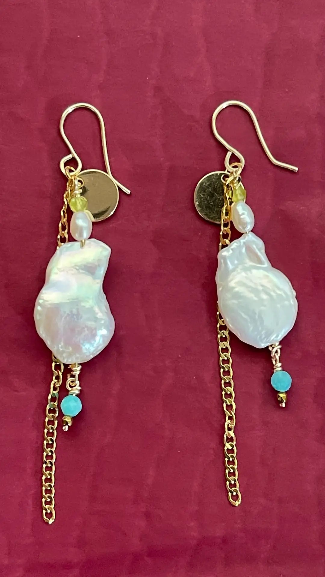Aretes Selene con hematita natural y chapa de oro 18k — URi Atelier