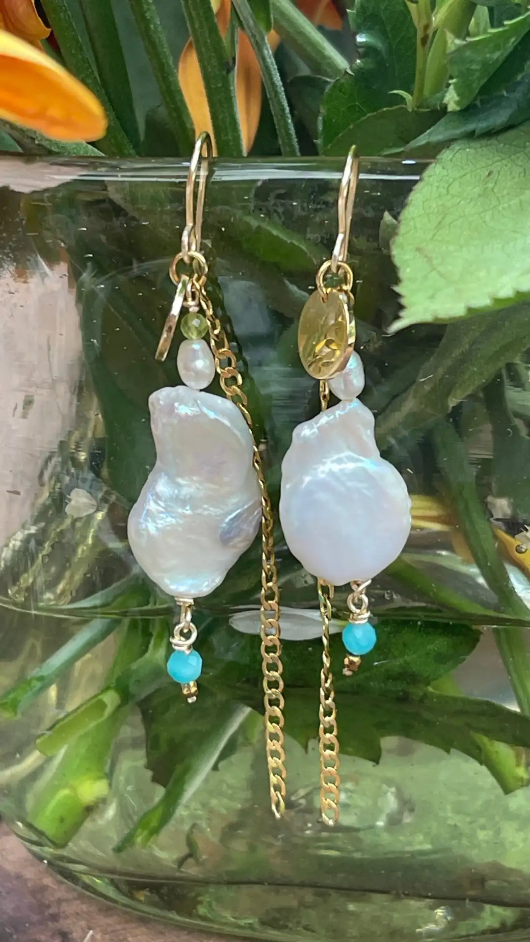 Aretes Selene con hematita natural y chapa de oro 18k — URi Atelier