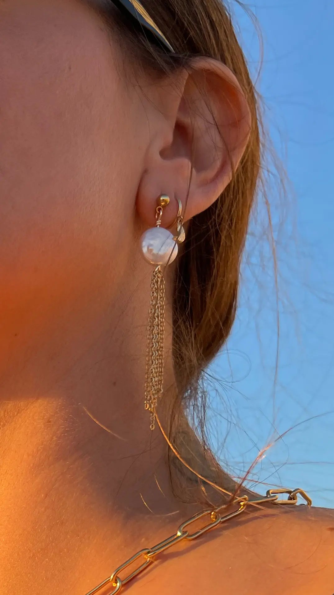 Aretes Sorin con perla moneda y cadenas doradas — URi Atelier