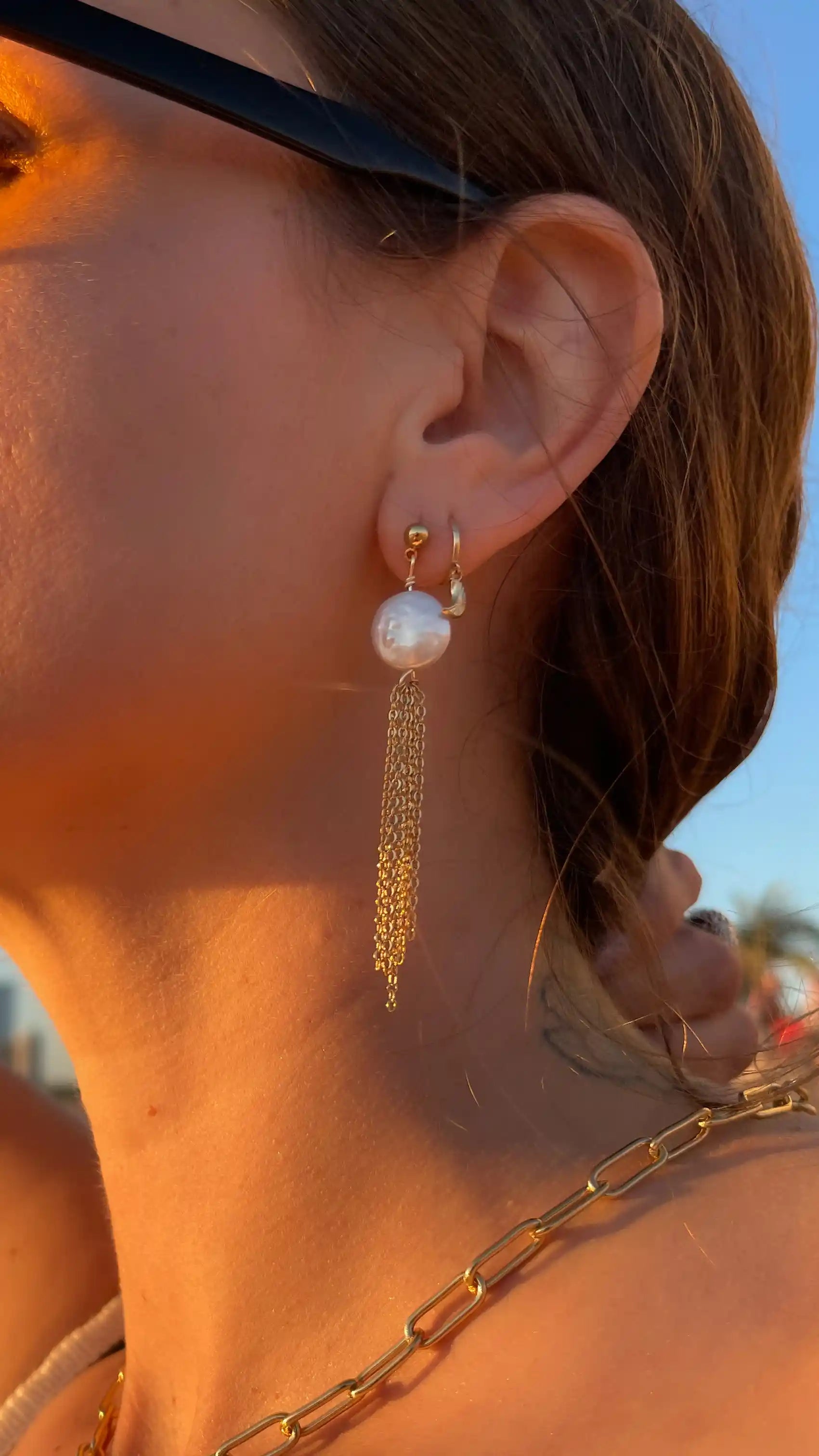Aretes Sorin con perla moneda y cadenas doradas — URi Atelier