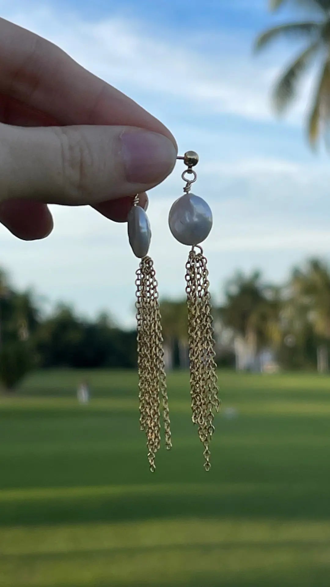 Aretes Sorin con perla moneda y cadenas doradas — URi Atelier