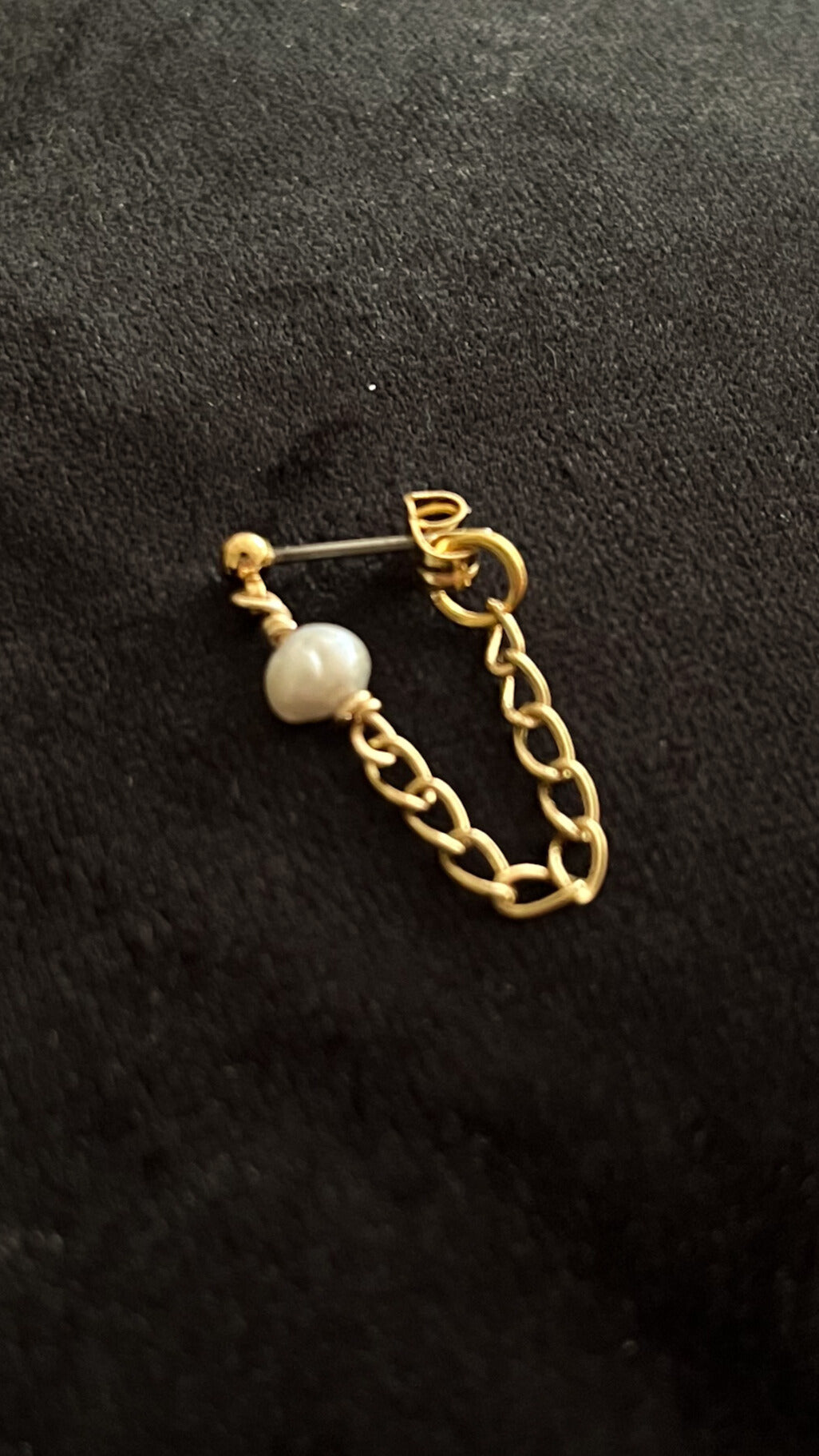 Arracada Sereia dorada con perla estilo elegante minimalista