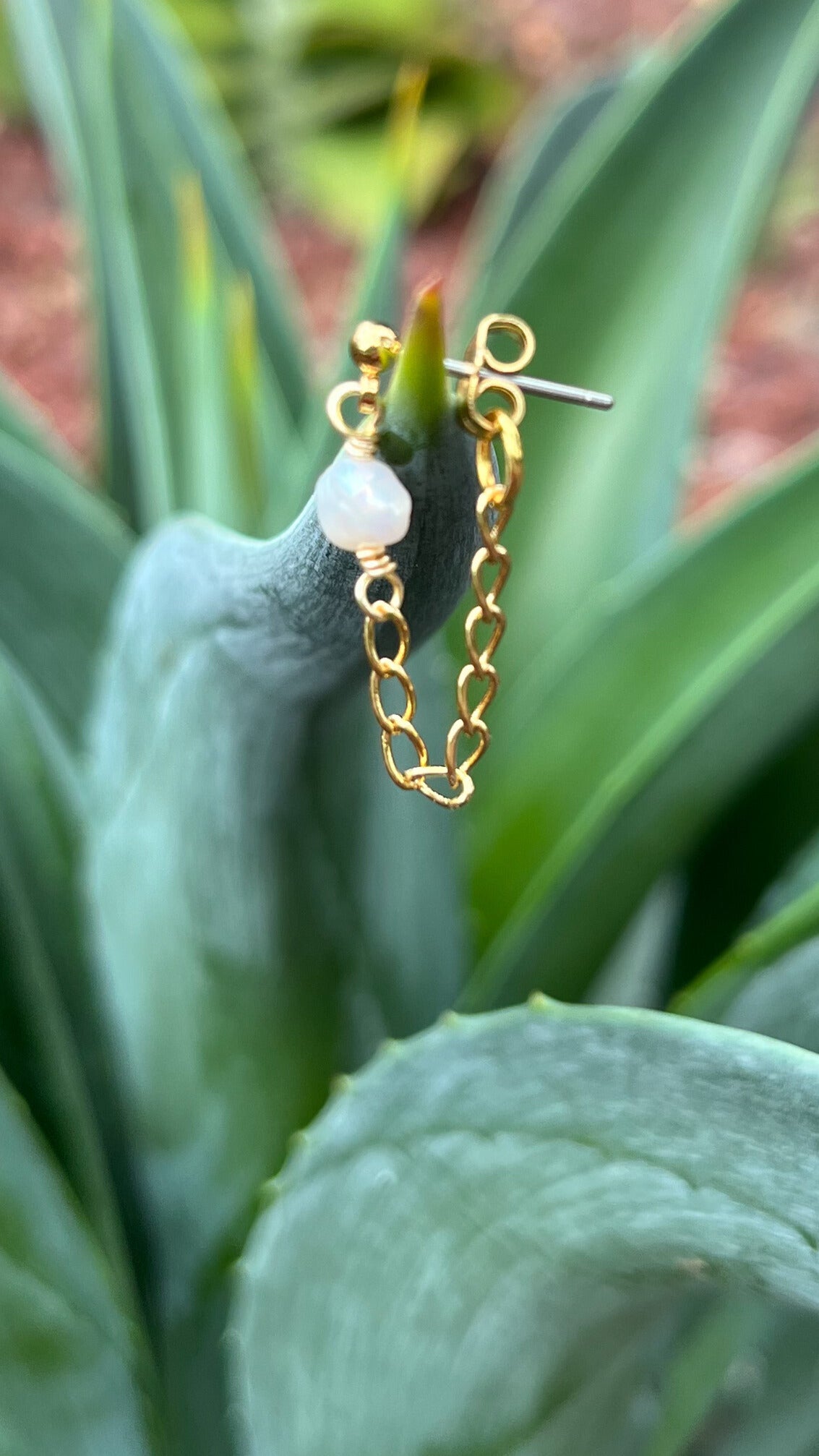 Arracada Sereia con acabado dorado y detalle de perla