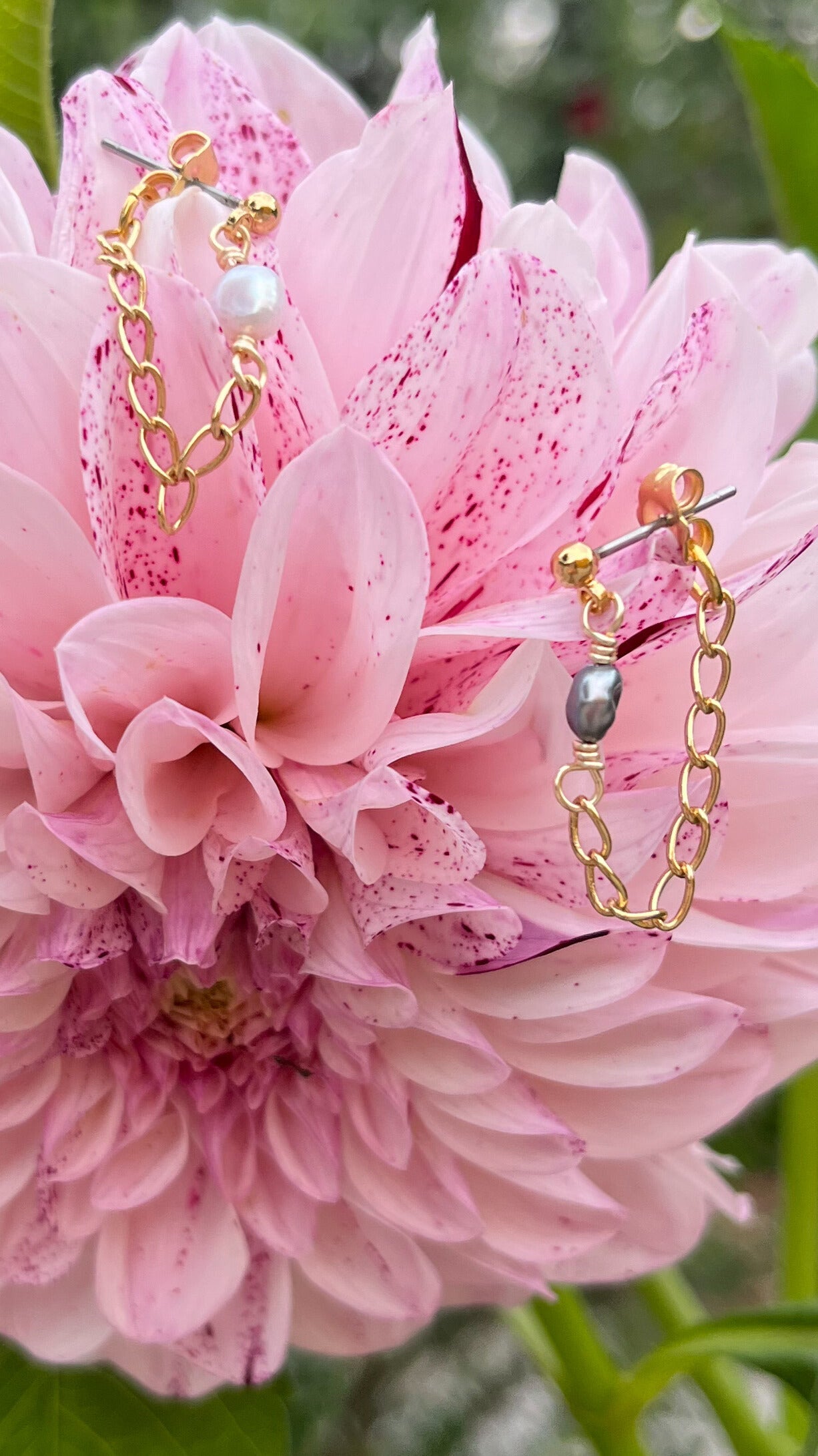 Arracada Sereia individual con perla blanca y chapa de oro 18k — URi Atelier
