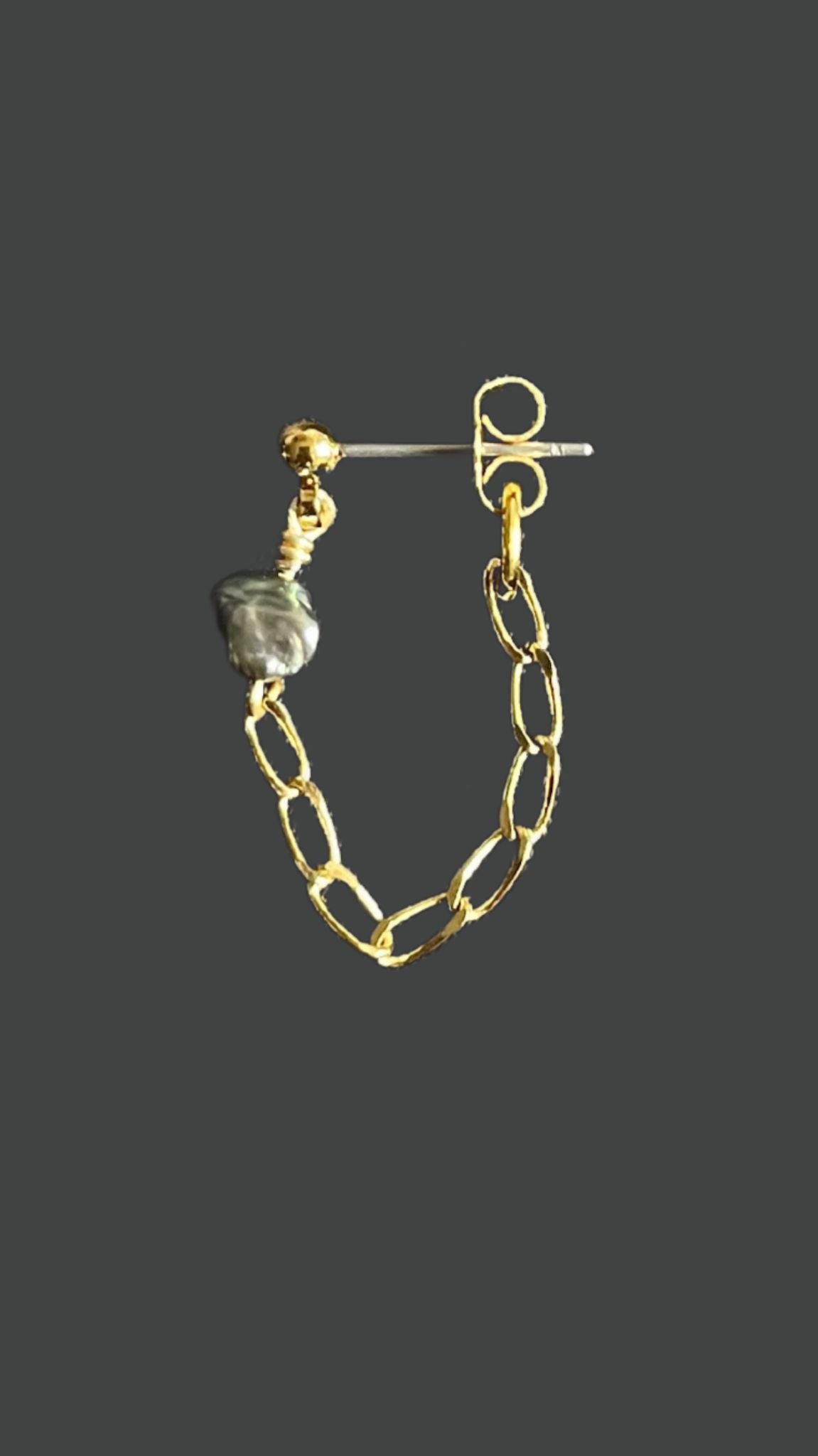 Arracada Sereia con perla negra y chapa de oro 18k — URi Atelier