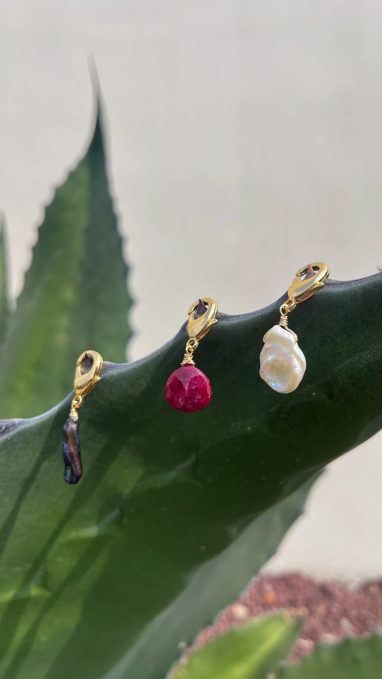 Charms Nalu intercambiables perla y piedras naturales — URi Atelier