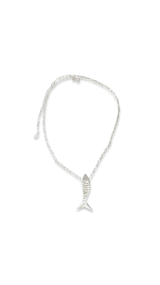 Collar dorado con colgante de pez