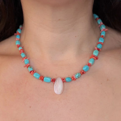 Collar con piedras naturales como turquesas, cuarzo y corales 